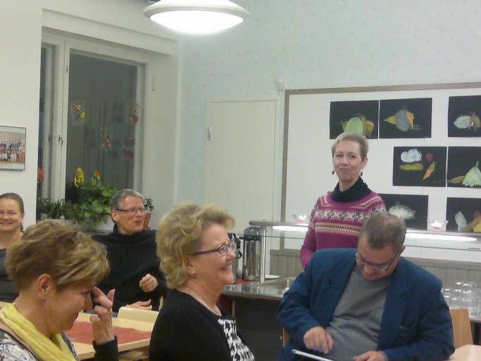 Kuvassa Nastolan sivistystoimenjohtaja Jaana Suvisilta puhumassa yleisölle.