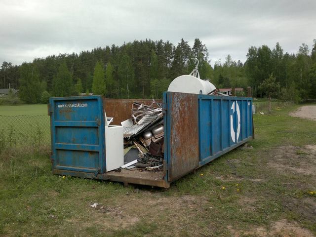 Kuusakosken metallinkeräyslava urheilukentällä.